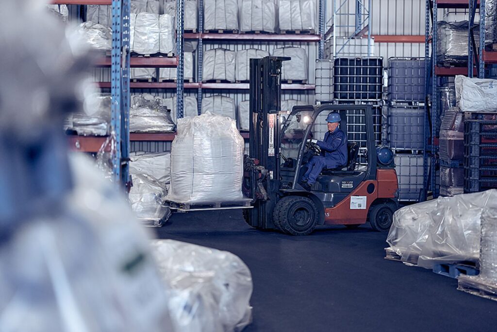 Lager mit Big-Bags, IBC und Gabelstapler
