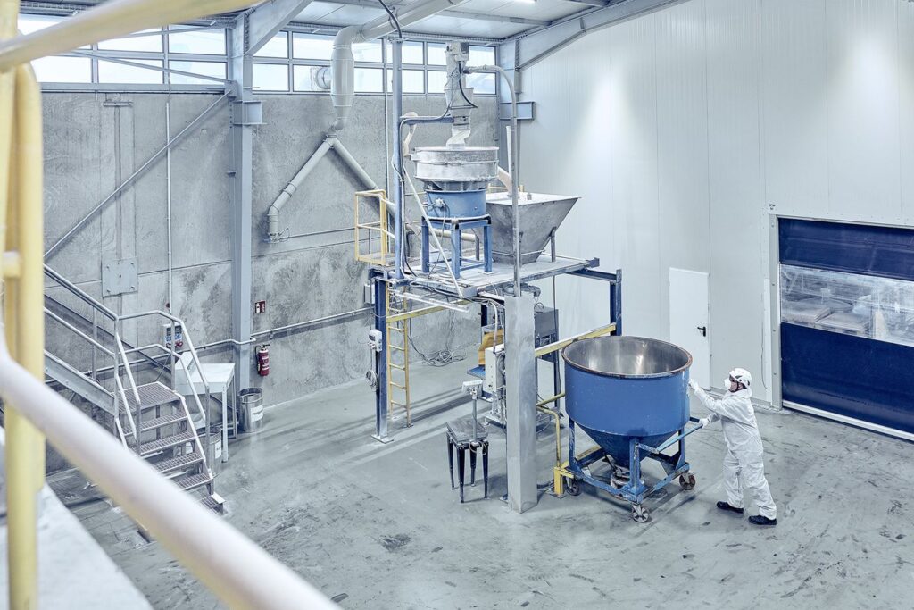 Siebanlage mit Abfüllbehälter in der Produktionshalle