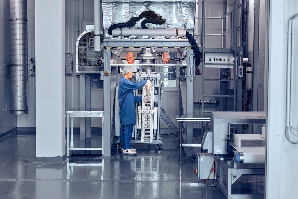 Mitarbeiter an der Absackanlage im Werk Rodgau