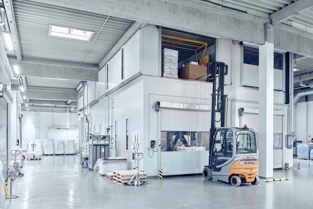 Produktionshalle Rodgau mit Gabelstapler